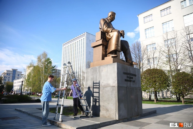 Чтобы забраться на памятник, пришлось ставить лестницу | Источник: Владислав Лоншаков / E1.RU