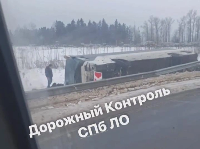 Пассажирский автобус опрокинулся в кювет под Кингисеппом | Источник: «Дорожный Контроль СПБ | ЛО»
