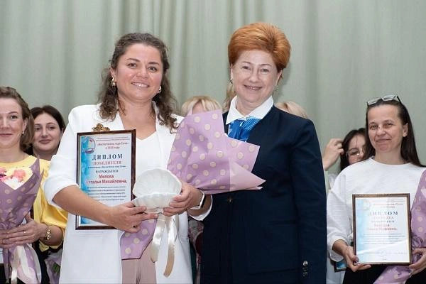 Победительница конкурса «Воспитатель года — 2025», воспитатель детского сада № 6 Наталья Милова представит сочинскую систему дошкольного образования на конкурсе «Воспитатель года Кубани» в январе 2026 года | Источник: sochi.ru