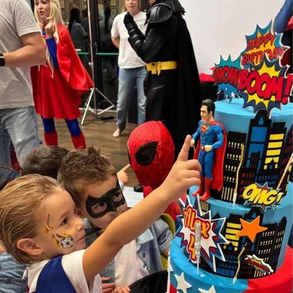 Детей развлекали аниматоры в костюмах супергероев