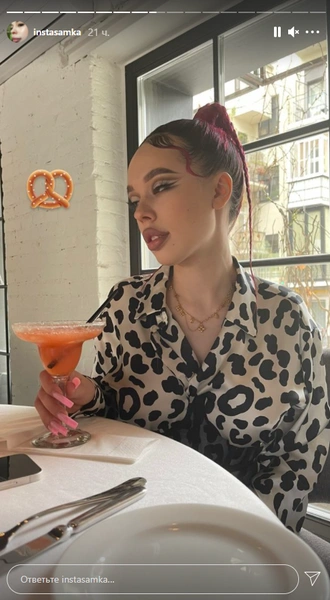 Сut crease и косички: Инстасамка показала крутой образ для свидания | Источник: @instasamka