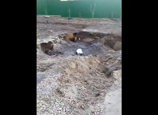 Во дворе дома на улице Зубковой образовался гигантский провал | ya62.ru