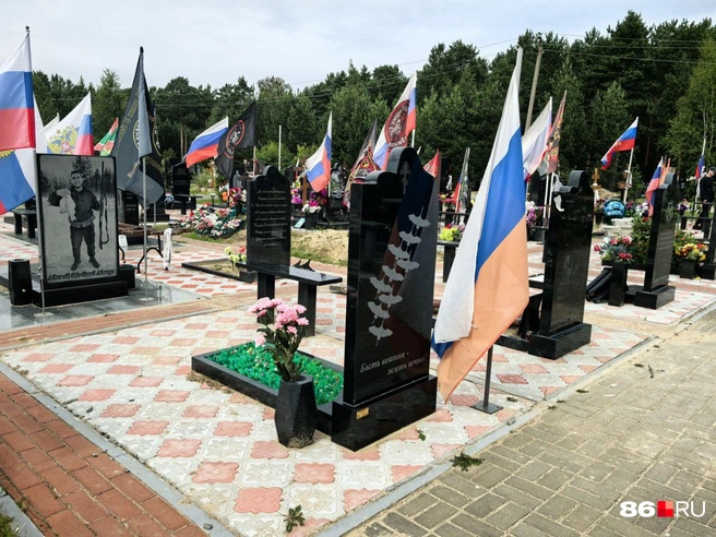 На многих памятниках изображены белые журавли | Источник: Анастасия Шевякова / 86.RU