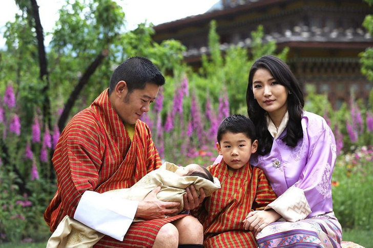 Самая закрытая королевская чета Бутана впервые показала лицо 2-месячного наследника, имя которого держат в секрете