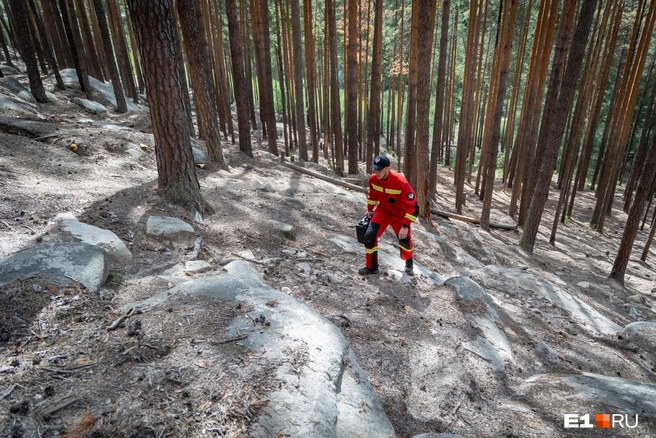 Спасатели ходят в красном, чтобы их хорошо было видно в лесу | Источник: Владислав Лоншаков / E1.RU