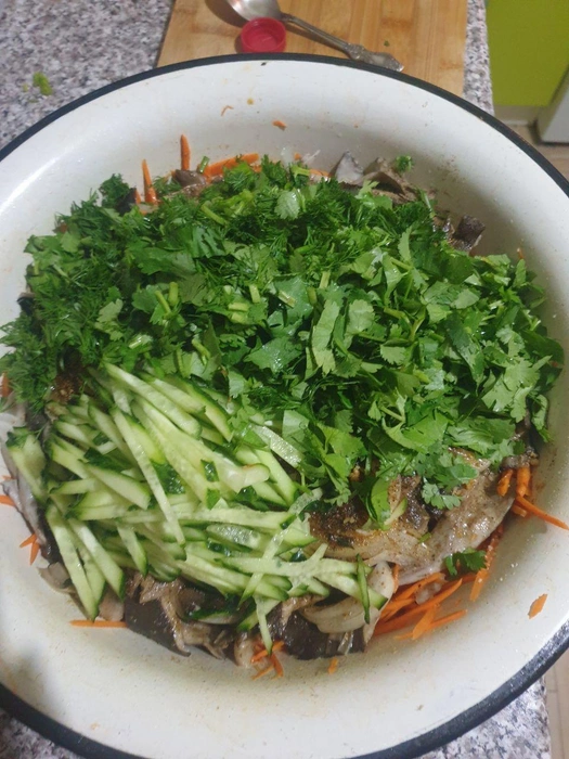 Свежий огурец и зелень. Перемешиваем — и готово! | Источник: Елена Кан