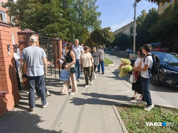 Дети и их родители уже собираются около школы | Источник: Кристина Мельникова / YA62.RU