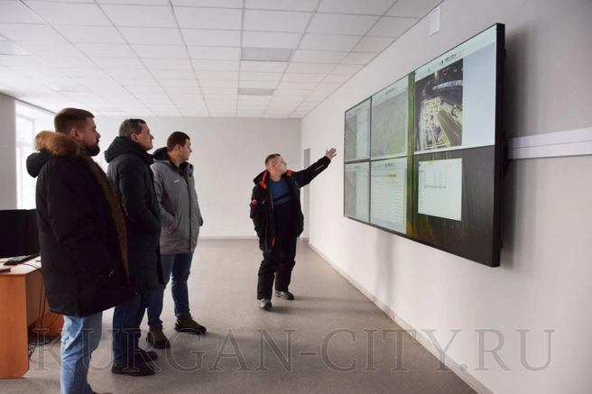 Глава города Антон Науменко посмотрел, как идут работы по внедрению транспортной системы | Источник: пресс-служба администрации города Кургана