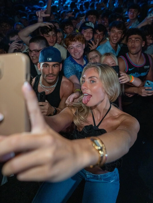 Источник: schoolies_xo / Instagram.com (экстремистская организация, деятельность запрещена на территории РФ)