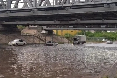 В Чите вода вышла на дорогу под мостом на Лазо