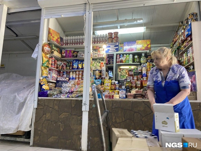 С самого утра в рядах с просрочкой суета, хотя открыться успели ещё не все отделы | Источник: Эмиль Фукс / NGS.RU