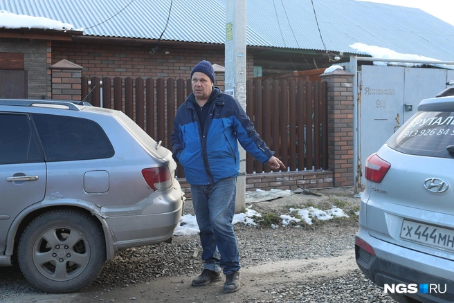 У Александра в доме газ, но под полом, утверждает он, сочится кипяток из трубы отопления, которой он не пользуется | Источник: Андрей Бортко / NGS.RU