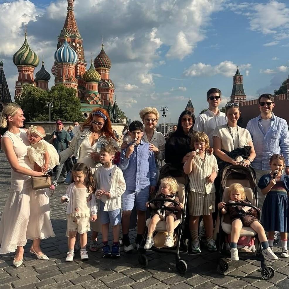 «Караван детей, внуков!»: Стриженова и Малышева с семьями погуляли по Красной площади и сделали яркие фото на память