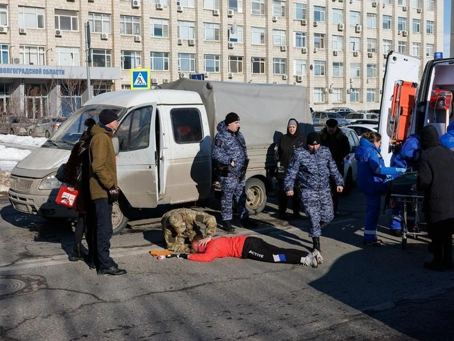 Очевидцы помогали пострадавшей до приезда врачей. | Источник: Алексей Волхонский / V1.RU