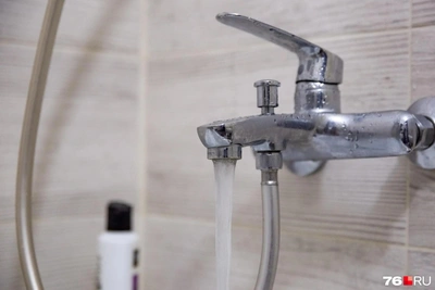 Власти Ярославля объяснили запах воды из кранов