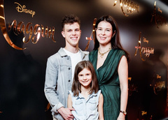 Бывшая жена Игоря Верника пришла с детьми на премьеру «Аладдина»