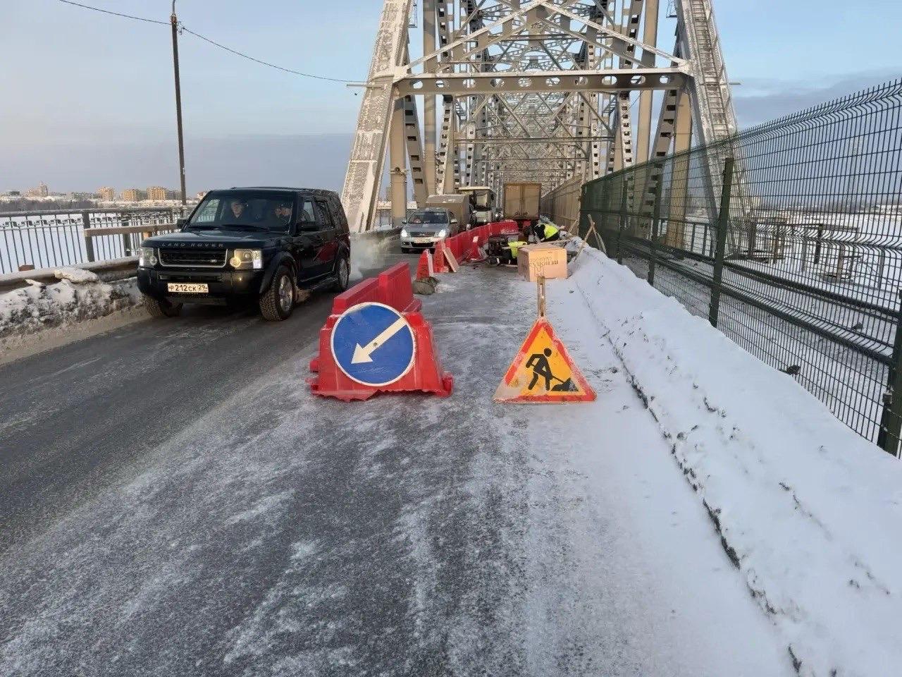 На ж/д мосту в Архангельске ввели реверсивное движение: там устраняют сквозную дыру