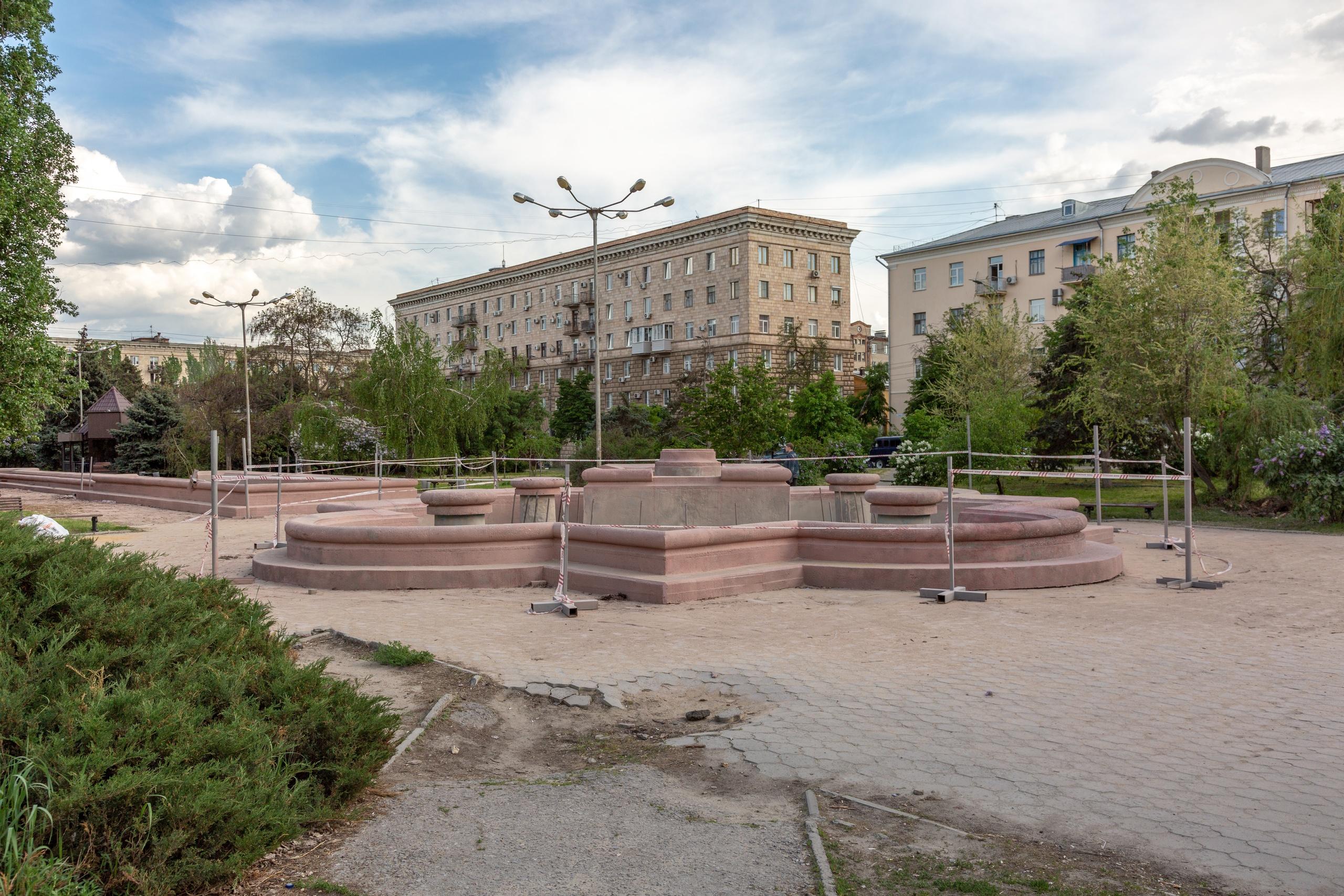 В центре Волгограда за 7 миллионов рублей отремонтируют многострадальный фонтан в сквере Симбирцева