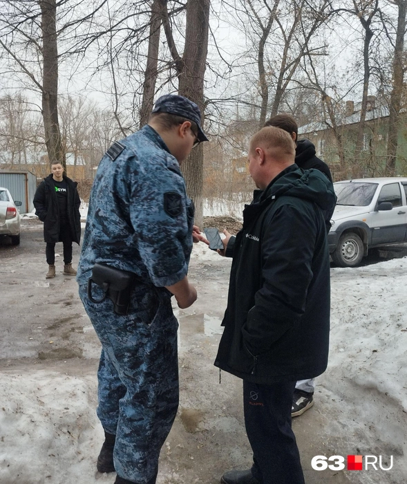 Даже на улице и без электричества эти люди всех консультировали, объясняли, помогали. Хотелось присмотреться: нет ли нимба? | Источник: Александра Исмайлова / 63.RU 
