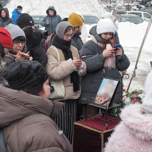 Родные отправляли Пашу в последний путь уже после, когда всех гостей попросили разойтись | Источник: Михаил Огнев / FONTANKA.RU