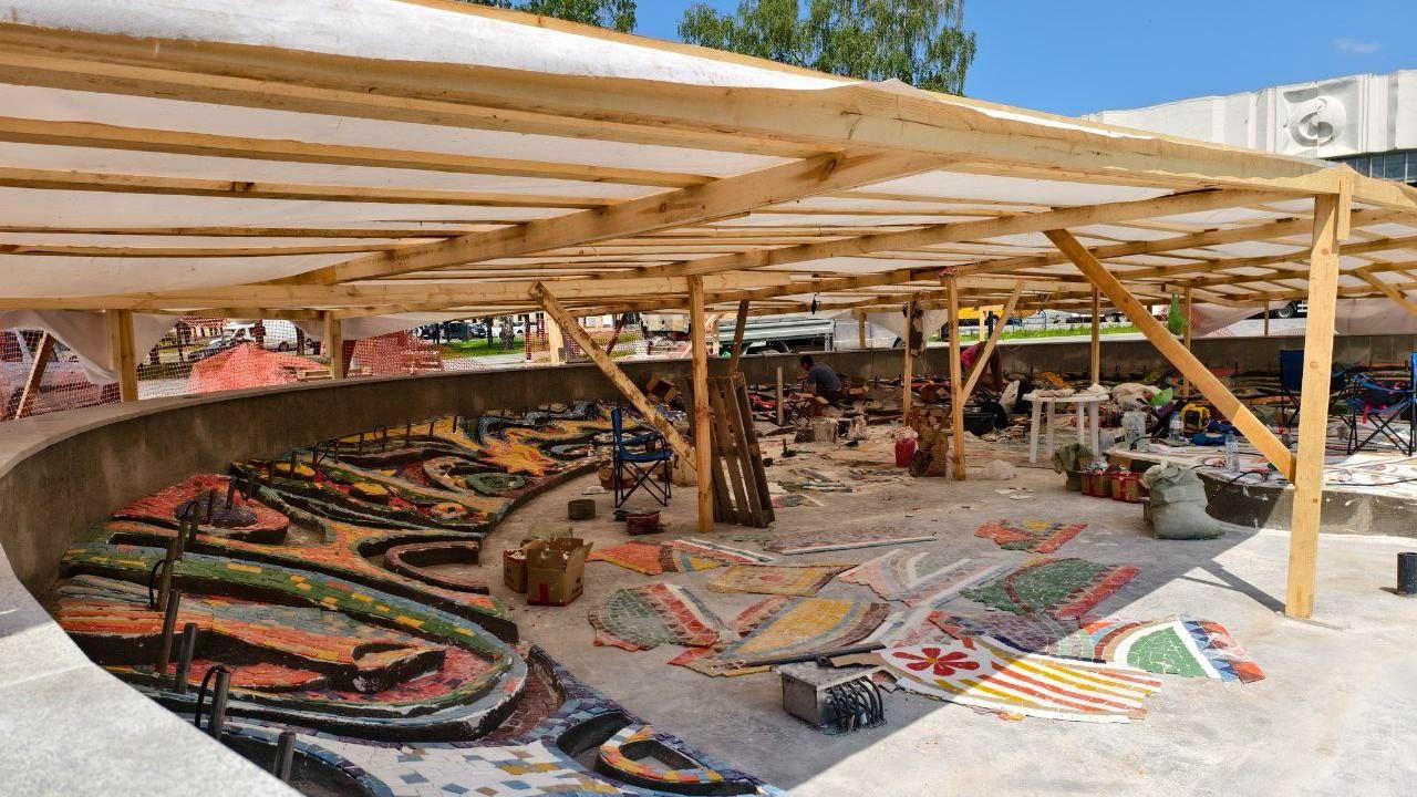 Пробивает на слезу: как раскрасили знаковый для Черниковки советский фонтан, который ветшал 30 лет