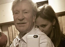 Молодая жена Ивана Краско приучает его к селфи