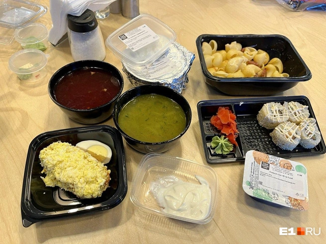 Доставка готовой домашней еды для семьи из двоих взрослых, если следить за качеством продуктов и калорийностью, будет стоить тысяч 70 в месяц. Можно найти варианты и дешевле, но тогда рацион неизбежно подвинется в сторону макарон и сомнительных котлет | Источник: Максим Бутусов / E1.RU