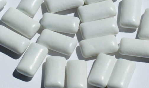Петербургский стоматолог рассказал, почему жвачки с сахарозаменителем активируют гормон голода