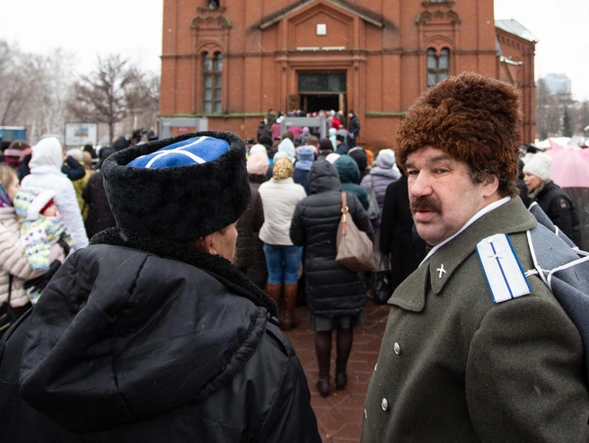 Но перед храмом, где ждали мощи, всё равно выстроилась приличная очередь | Источник: Илья Бархатов