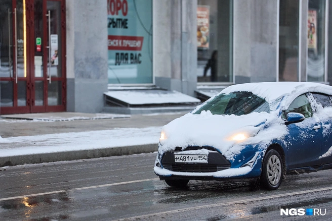 Водителям снова придется привыкать очищать машины от снега | Источник: Александр Ощепков / NGS.RU