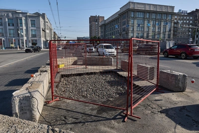 Бетонные блоки установили у провала на площади Ленина