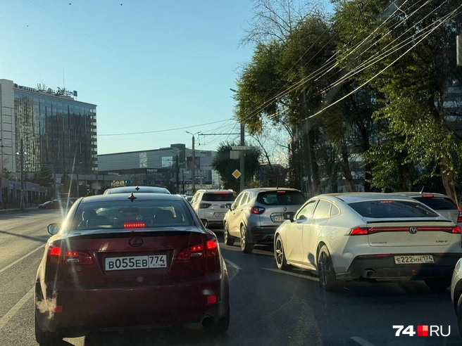 А такие пробки сегодня были на улице Труда | Источник: Илья Бархатов