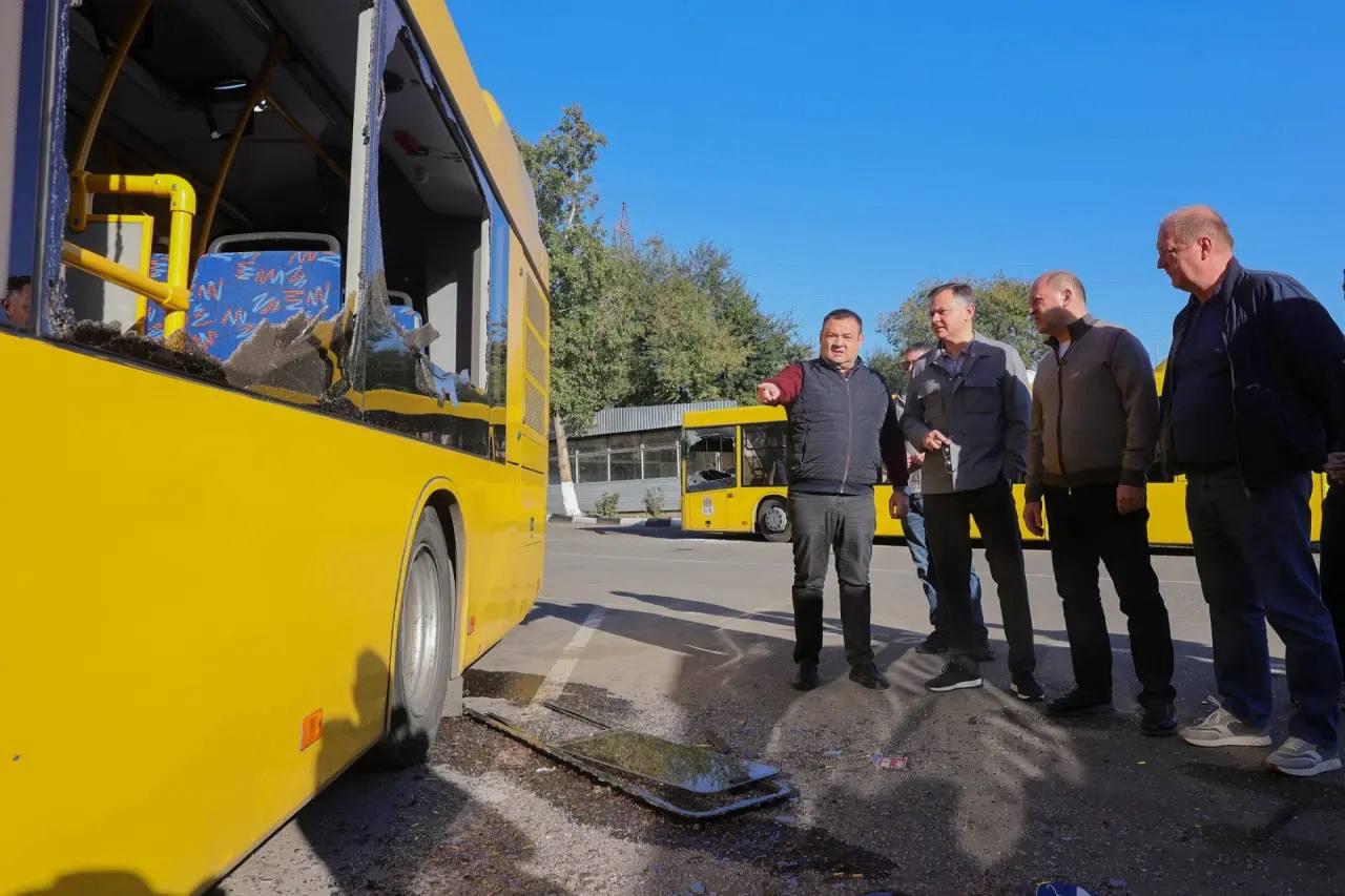 «На линию выйдет резервный транспорт». На поврежденных ростовских автобусах будут менять стекла