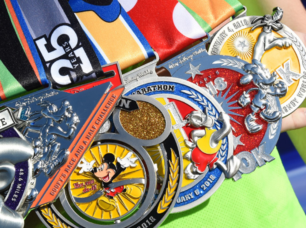 Медали за забег "Walt Disney World Marathon" | marieclaire.ru
