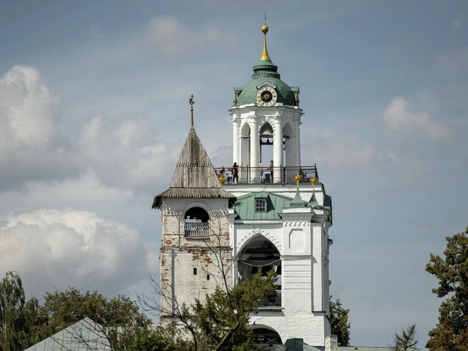 В одну сторону — вид на звонницу Спасо-Преображенского монастыря | Источник: Александр Куренной / 76.RU
