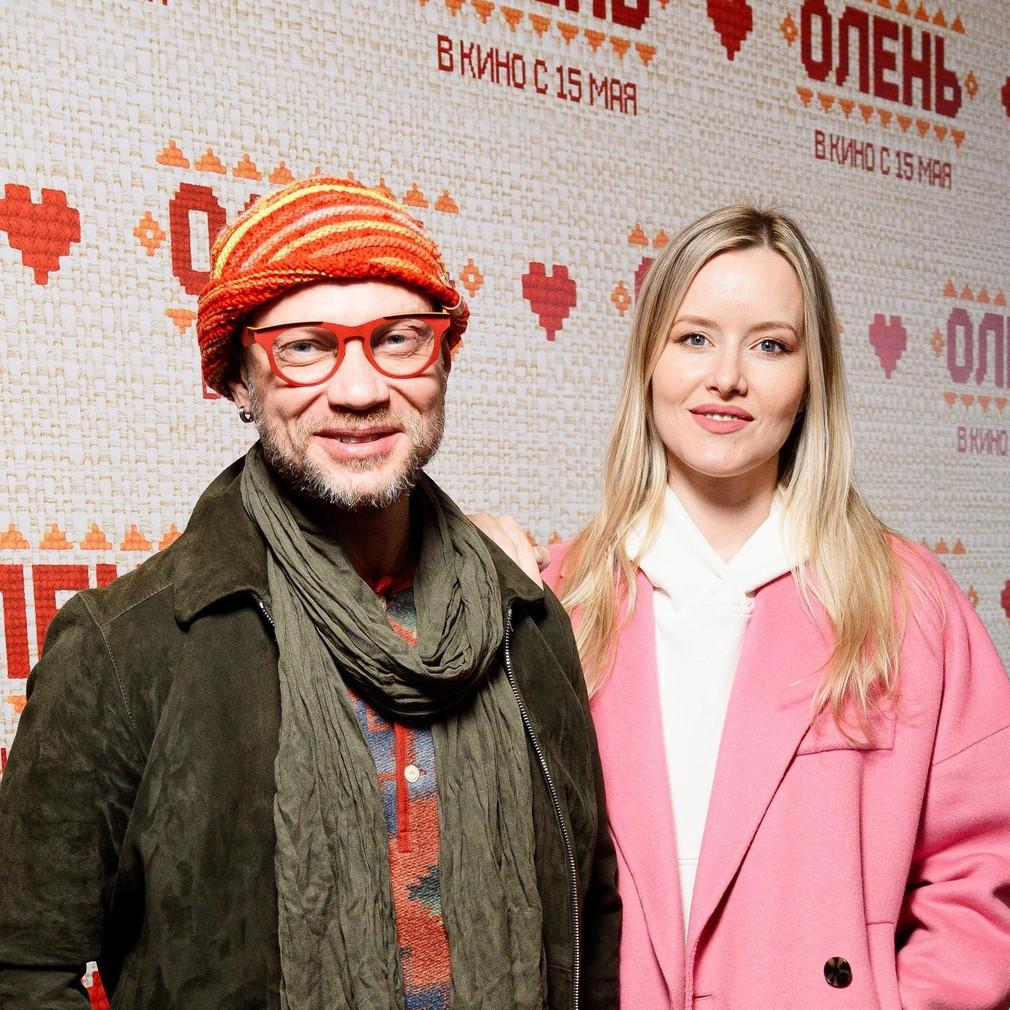 Дмитрий Хрусталев в смешной шапке, его супруга Мария Гончарук в нежно-розовом пальто: показ комедии «Олень»