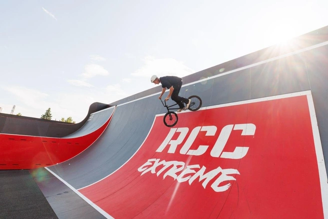 Подростки на BMX-велосипедах, самокатах и скейтбордах оттачивают элементы часами | Источник: Валерий Звонарев
