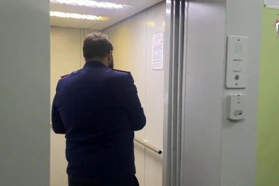 В Красноярске завели дело после остановки лифта с подростком