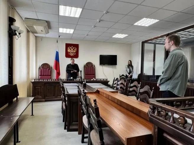 А вы узнаете блогера на фотографии? | Источник: Объединённый пресс-центр судов Кемеровской области / telegram