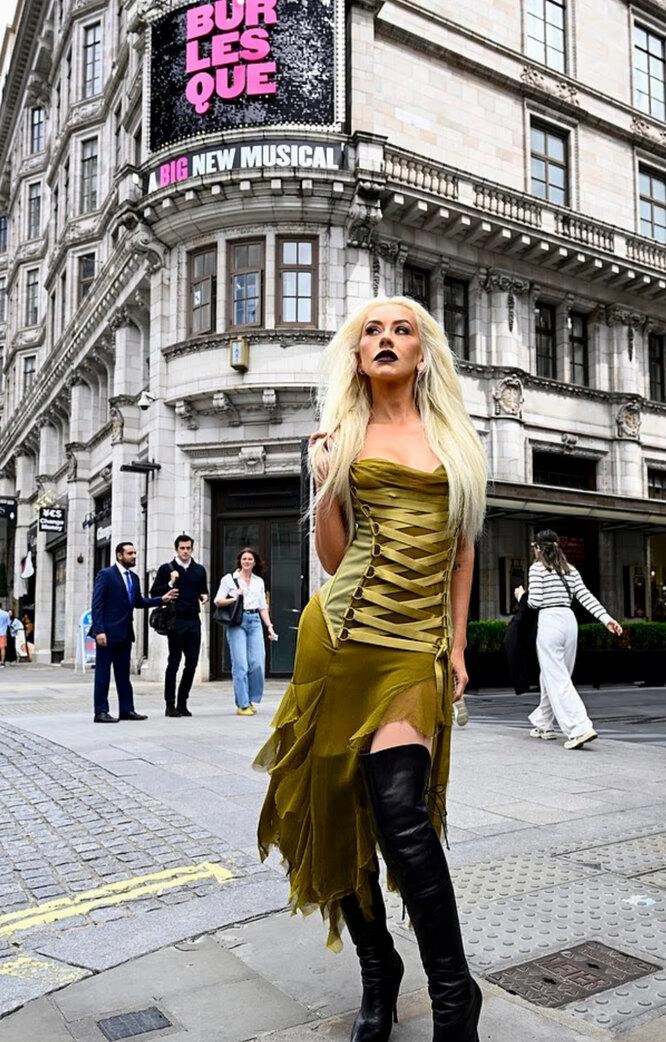 Фигура певицы всё еще позволяет ей блистать в нарядах, которые она носила в 20 лет | Источник: xtina / Instagram (экстремистская организация, деятельность запрещена на территории РФ)