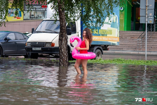 Снимков из лужи тюменки в купальнике много не бывает, правда же?  | Источник: Павел Красоткин / 72.RU