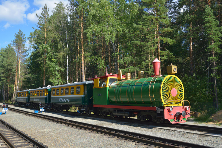 Не развлечения ради, а образования для: 15 самых живописных детских железных дорог России