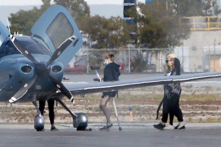 Дочь Анджелины Джоли и Брэда Питта передвигается на костылях