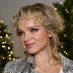 Бывшая жена Армена Джигарханяна, ставшая мамой в 46 лет, впервые взяла дочь на свой концерт