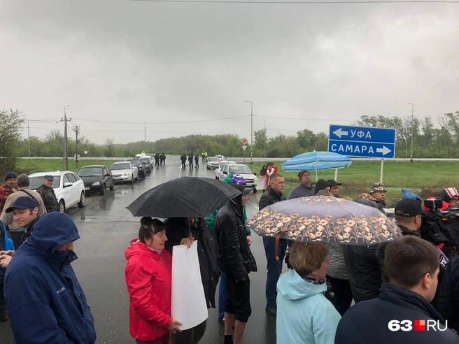 Полиция на месте, но никого не трогают, не разгоняют митинг | Источник: Алексей Ногинский / 63.RU