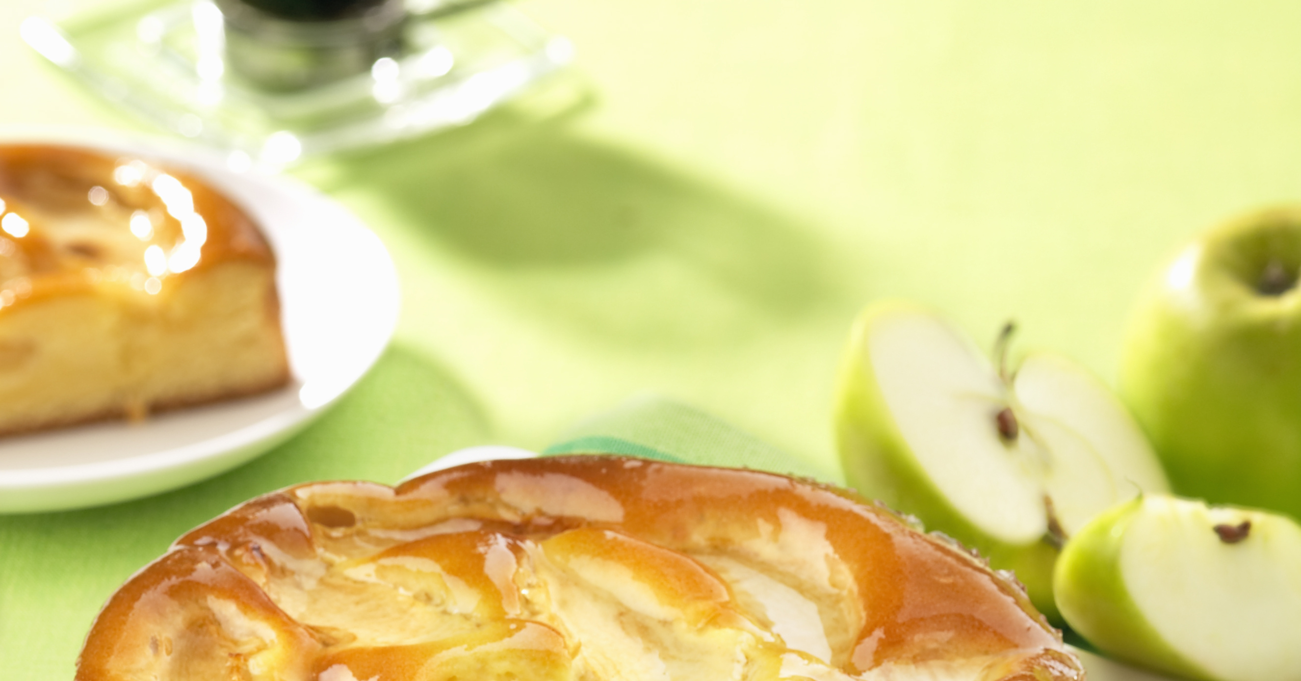 Заварной яблочный пирог. Вкуснейший яблочный пирог с нежнейшим заварным кремом. Яблоко и крем на нем.