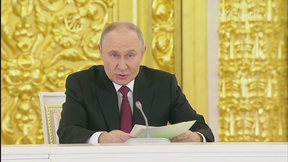 Путин: нужно усилить контроль за обращением наличных денег