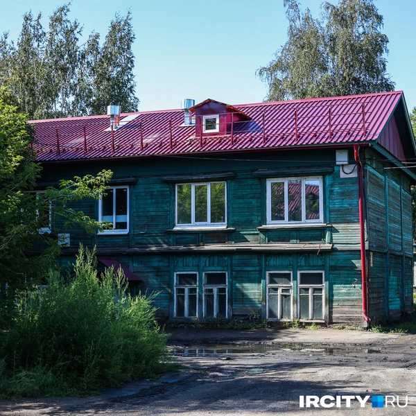 При этом сам дом отремонтировали неплохо: поставили новую крышу | Источник: Ксения Филимонова / «ИрСити»