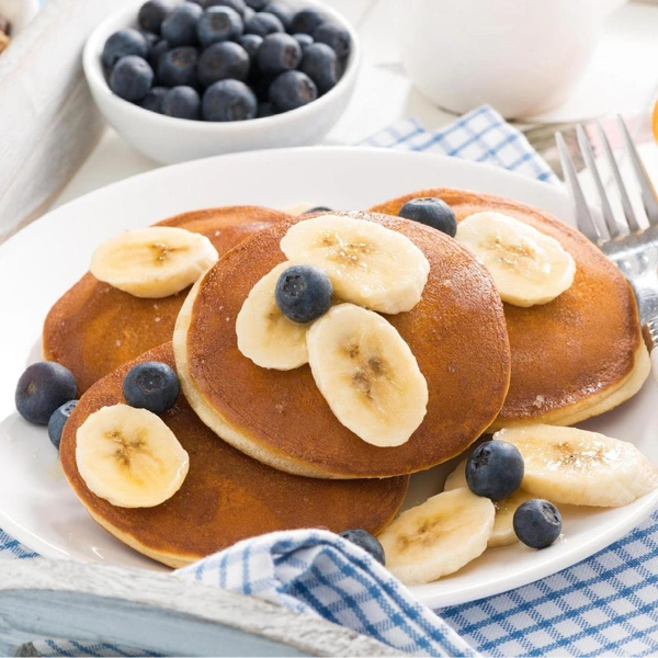 Ягодные оладья без мукиВкусный рецепт, который не только поднимет настроение с утра, но и позволит сохранить идеальную фигуру.Полный рецепт ягодных оладий без муки читайте по ссылке.