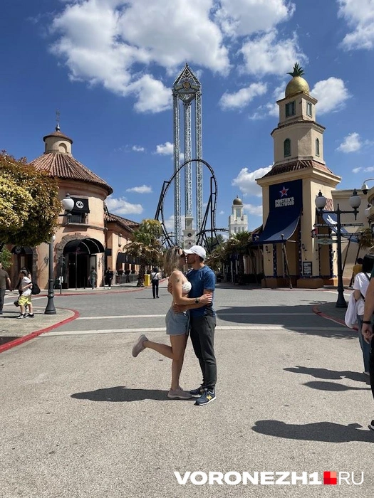 Ольга с мужем в парке развлечений Warner Brothers Madrid | Источник: Предоставлено Ольгой